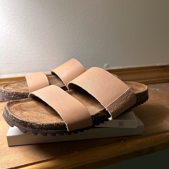 Bear paw sandals size 8 - Picture 2 of 4